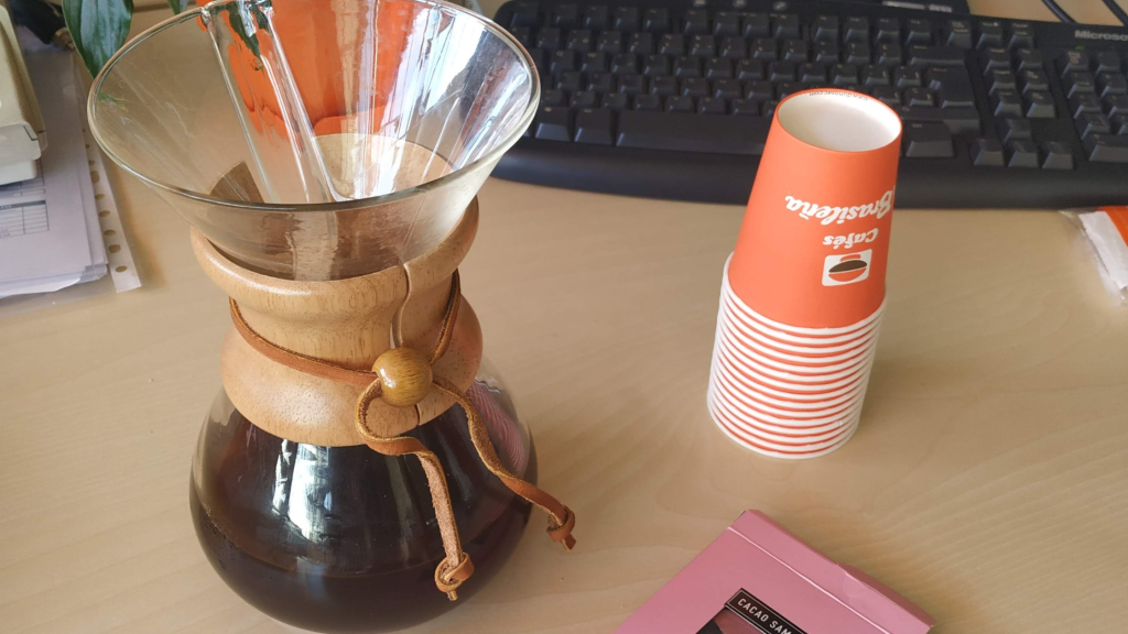 Café vs. Té: Tu Elección Estratégica para la Productividad y el Bienestar en la Hustle Culture